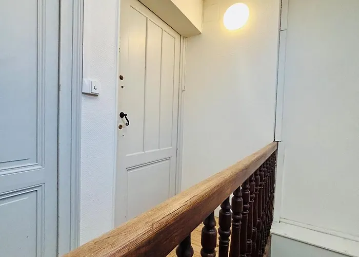 Cozy & I Tram & Shops Apartment *