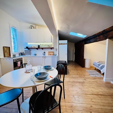 Cozy & I Tram & Shops Apartman